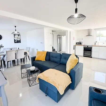Luxury Nest 10 Guests Free Parking Middlesbrough Holiday home South Bank