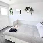 Holiday home Luxury Nest 10 Guests Free Parking Middlesbrough South Bank