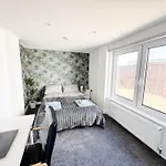 Luxury Nest 10 Guests Free Parking Middlesbrough Holiday home South Bank